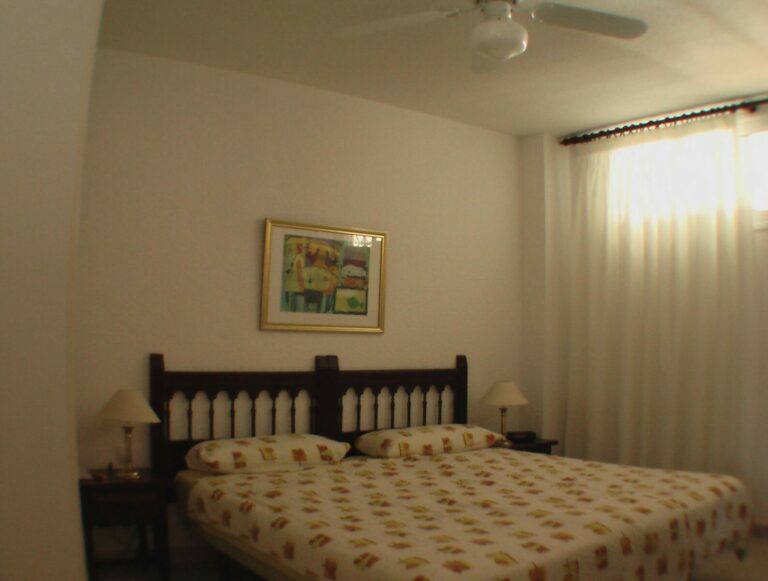 Schlafzimmer mit Deckenventilator 768x581