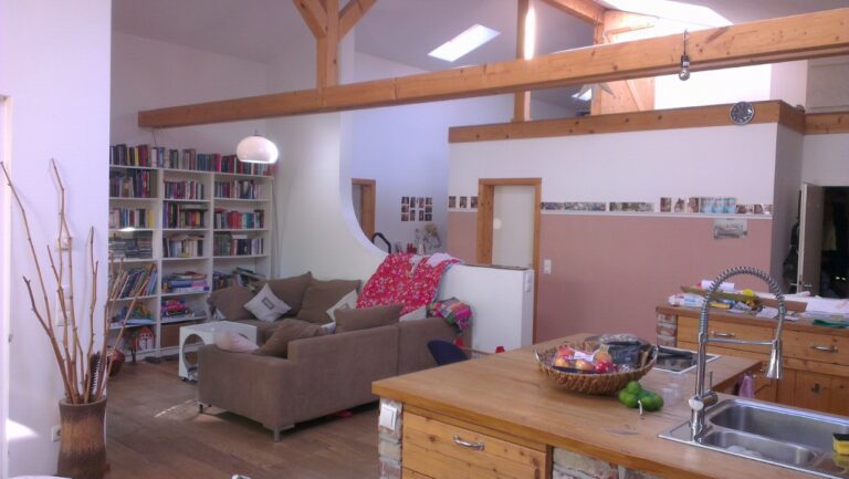 Bild 3 Wohnzimmer und offene Kueche 768x433