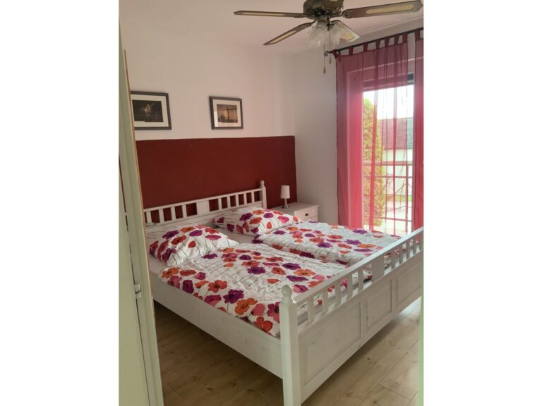 schlafzimmer mit kleinem balkon2 768x576