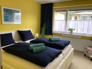 fewo ina mondsee schlafzimmer 1 300x225