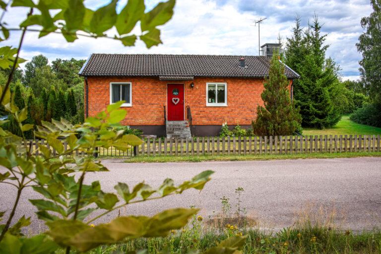 Haus mit Zweig 768x512